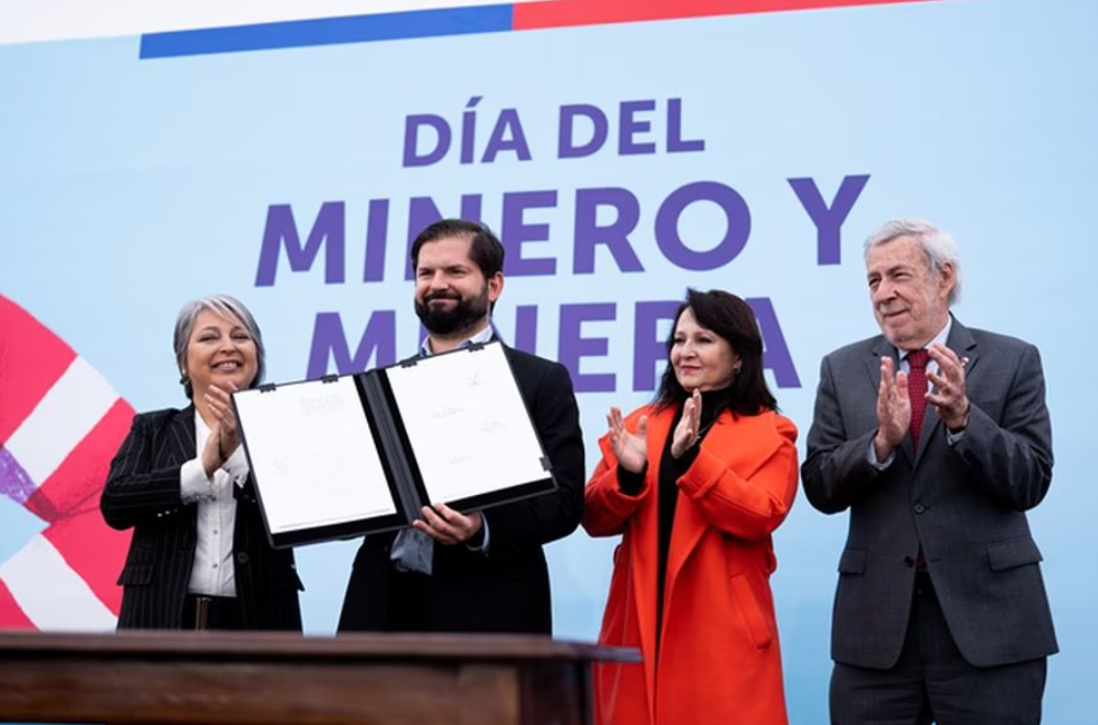 Boric descarta hacer concesible el litio y asegura que mientras sea Presidente, el mineral será “de todos los chilenos”