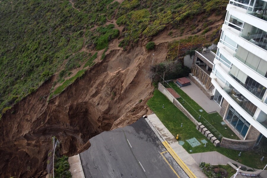 Geólogo advierte que edificio aledaño a socavón «tiene una gran posibilidad de derrumbe»