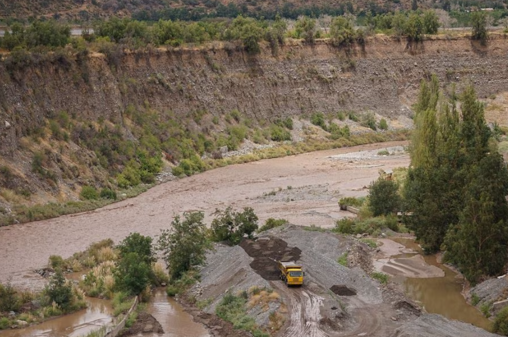 Pese a advertencias 30 proyectos de extracción de áridos en el río Maipo están modificando peligrosamente su cauce