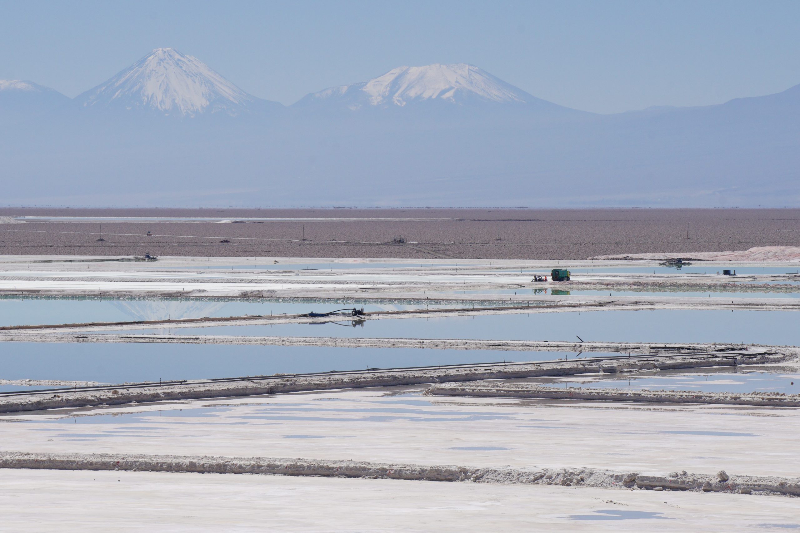Gobierno de Chile y Argentina oficializan creación de grupo binacional de litio y salares
