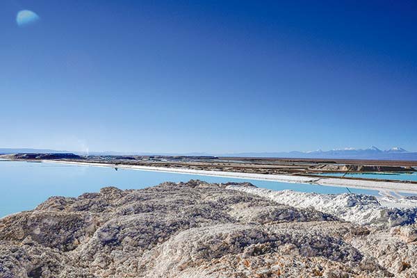 Empresas aceleran sus apuestas en litio, mientras SQM y Codelco descartan versión sobre acuerdo por Salar de Atacama