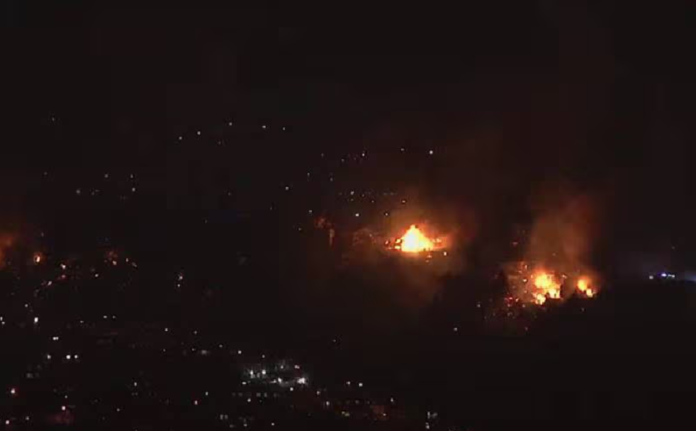Voraz incendio en Valparaíso: Evacúan Cerro Cordillera por rápida propagación