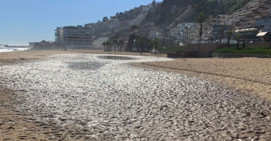 Preocupación por manchas en playa de Viña del Mar tras lluvias: vecinos acusan contaminación histórica