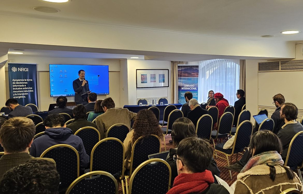 Seminario destaca baja cultura de transparencia en organismos relacionados a la industria del litio en Chile