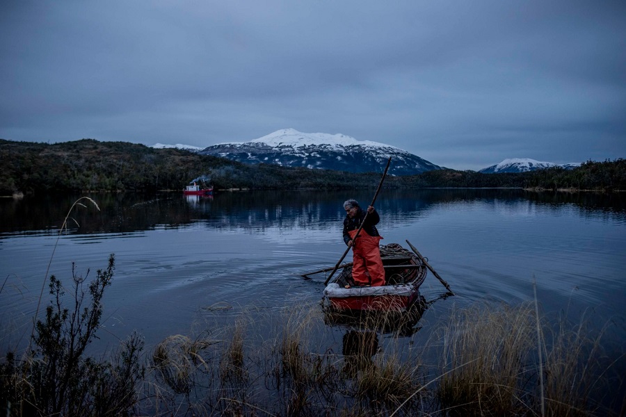 Defensora ambiental Kawésqar denuncia intervención salmonera en consulta indígena sobre mares protegidos