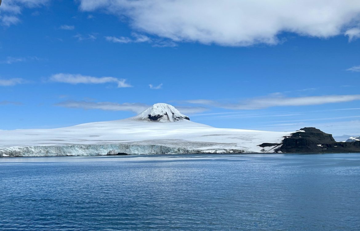Plataforma submarina Lander del INACH permitirá el monitoreo ambiental en tiempo real en la península Antártica