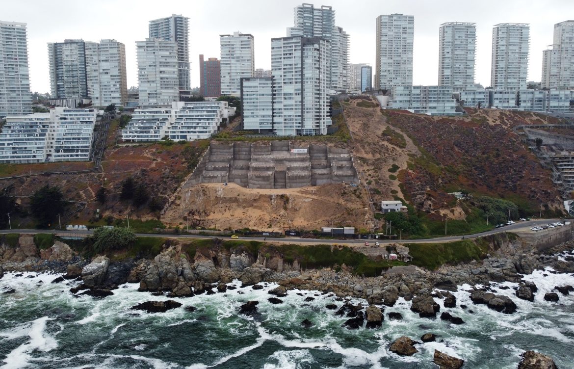 Servicio de Evaluación Ambiental pide rechazar estudio de impacto de nuevo edificio cercano a socavones en dunas