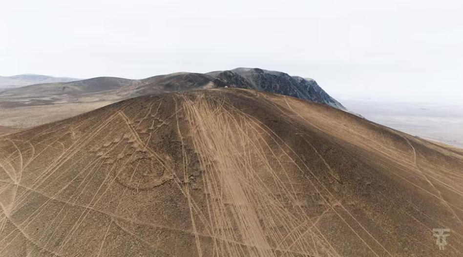 La Fundación Desierto de Atacama denuncia la destrucción de milenarios geoglifos en el desierto chileno provocados por vehículos motorizados