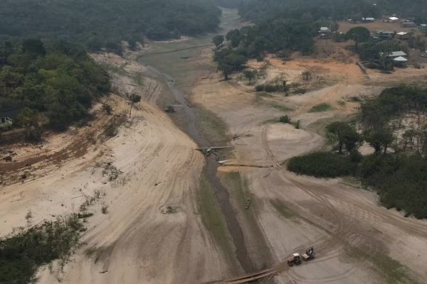 Niveles de Agua en el Amazonas alcanzan mínimos históricos al agravarse la Sequía en la selva tropical