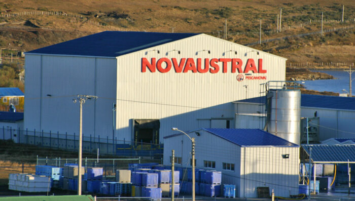 Contaminación de aguas y fraude al Fisco: Condenan a exgerente de transnacional salmonera Nova Austral