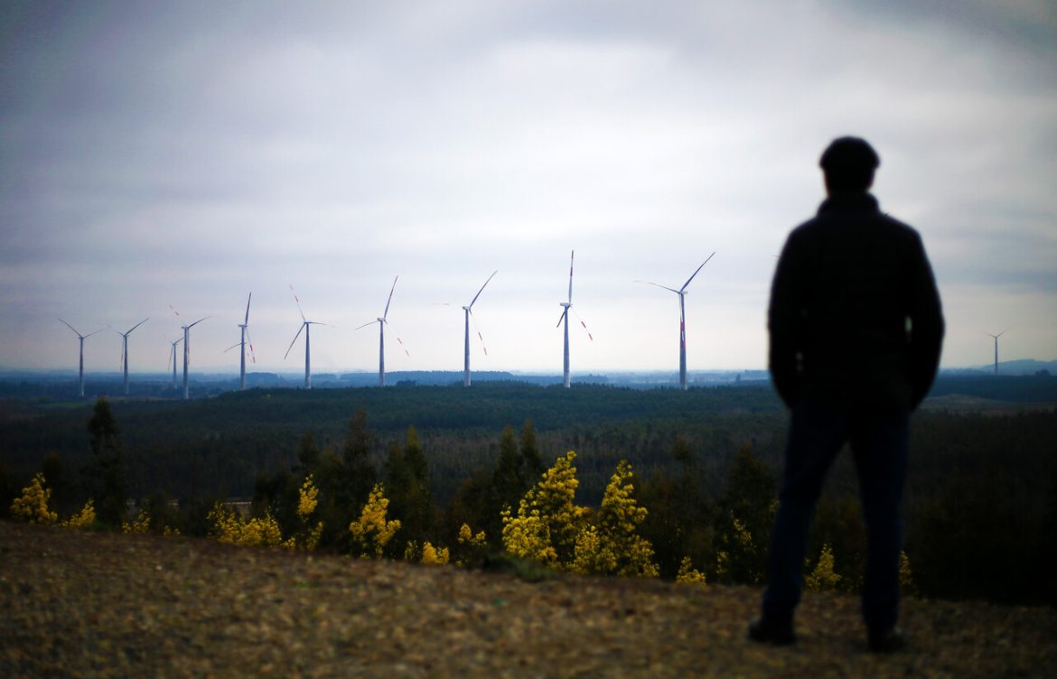 Chile, país que más energía renovable genera, perdió el 20% de toda la generación eólica y solar de 2024