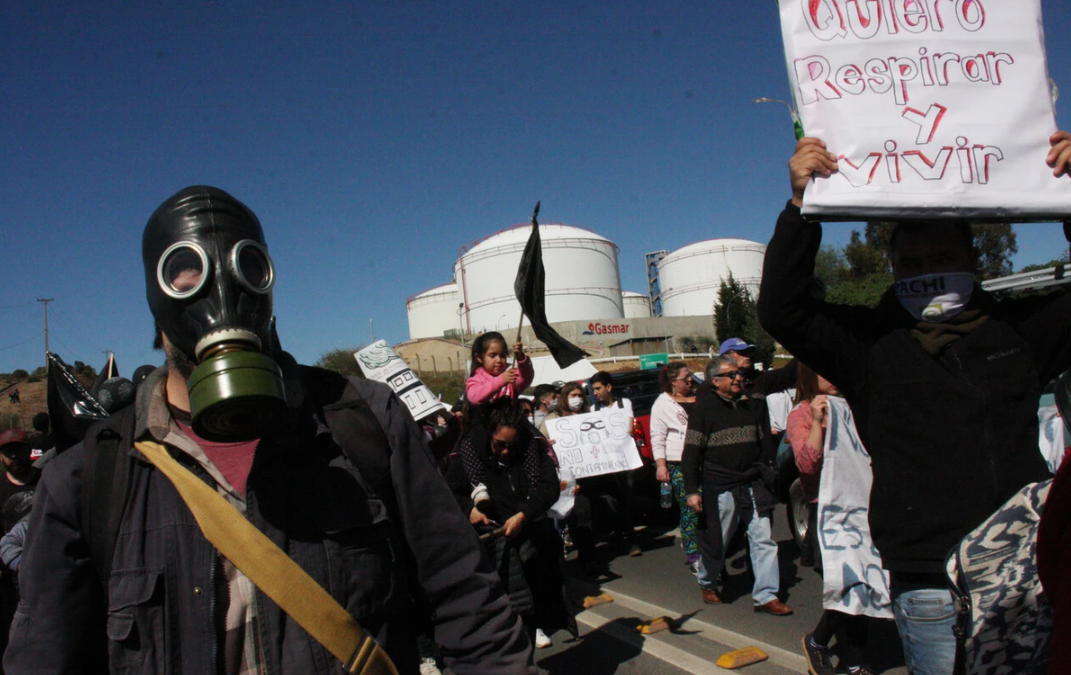 Demandas millonarias y agresiones: Los otros costos que presionan a los movimientos ambientales en Chile y el mundo