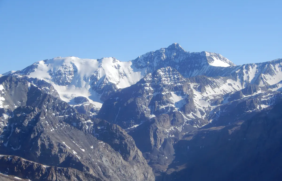 Reabren investigación por empresa que construyó túnel minero debajo de tres glaciares en Santiago sin permiso ambiental
