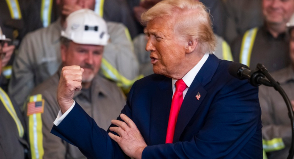 Trump ’vuelve al pasado’ y firma orden para incentivar el uso del carbón como combustible en EEUU