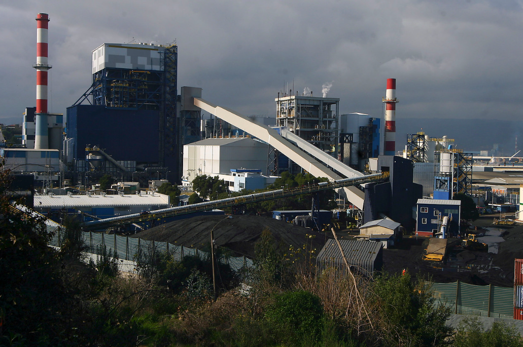 “Elefantes blancos” tóxicos: Vecinos de zonas de sacrificio conviven con termoeléctricas cerradas y basura industrial