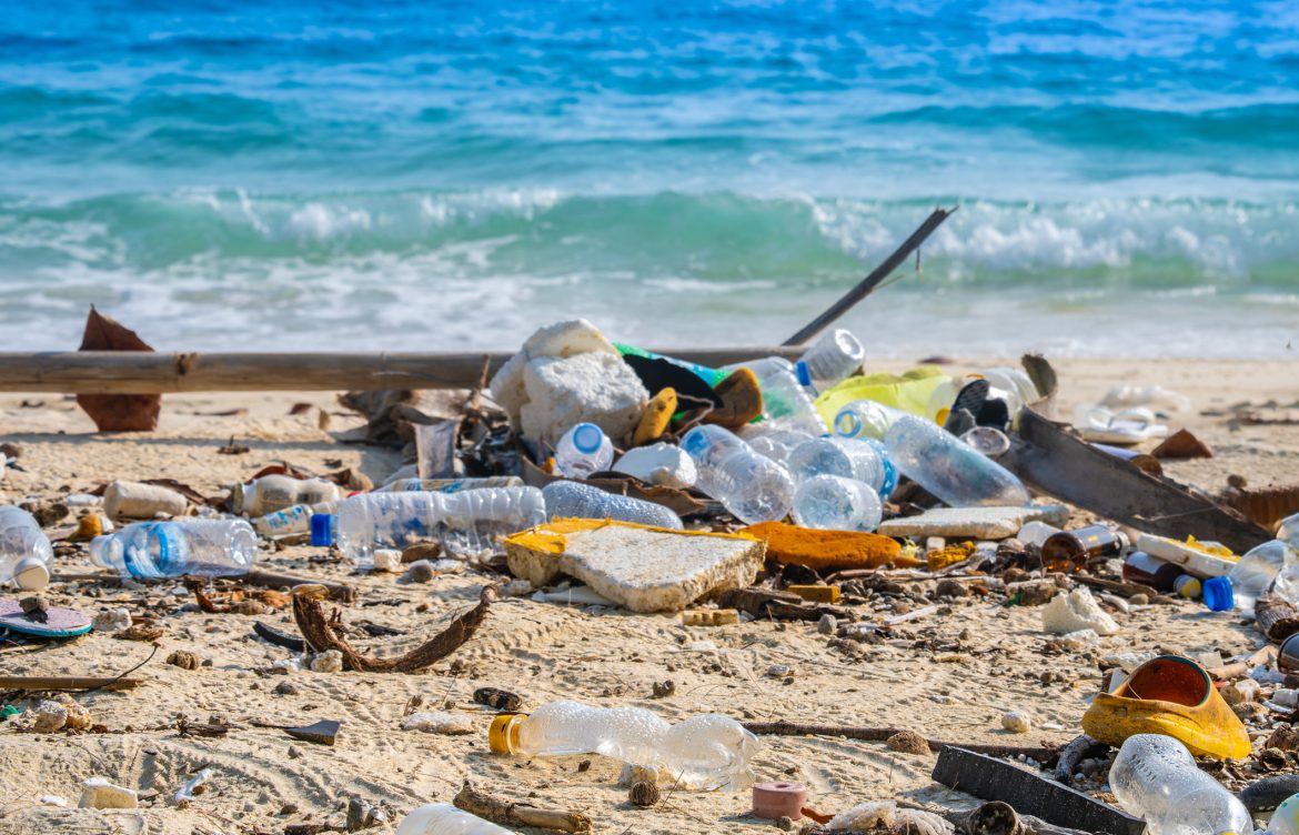 Contaminación en playas: Antofagasta es la región más afectada por plásticos de Chile