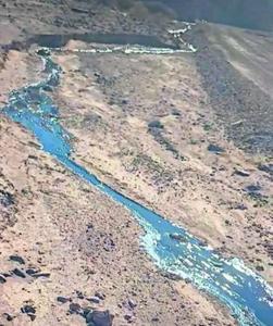 Denuncian vertido de posible alquitrán en quebrada próxima al vertedero El Chulo