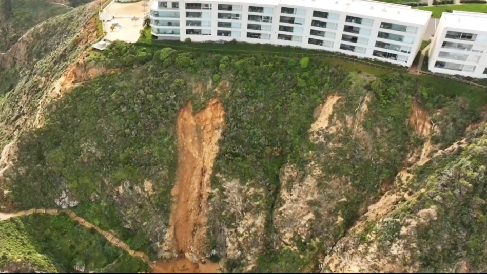 Algarrobo: peligroso socavón amenaza a edificios