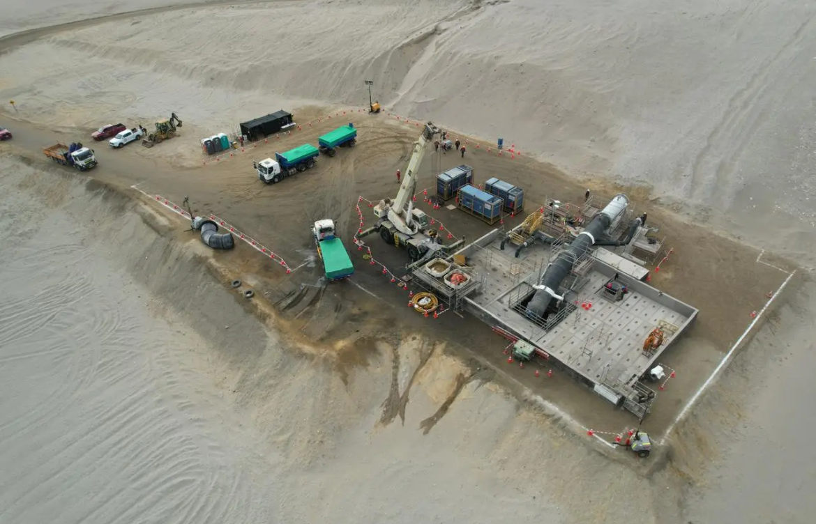 Peritaje confirma que desaladora escondida bajo la arena en playa de Mejillones es ilegal y pudo ser demolida por autoridades