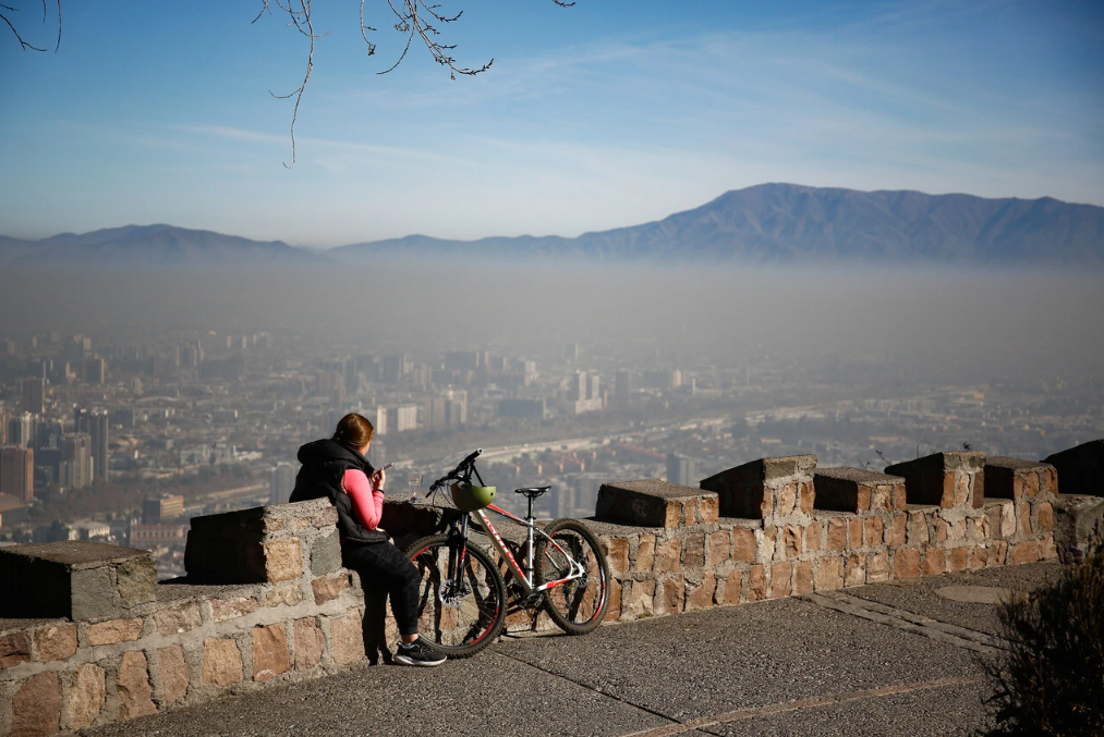 Santiaguinos pasaron menos horas respirando aire sucio: 2025 fue el tercer mejor año desde que rige plan de descontaminación