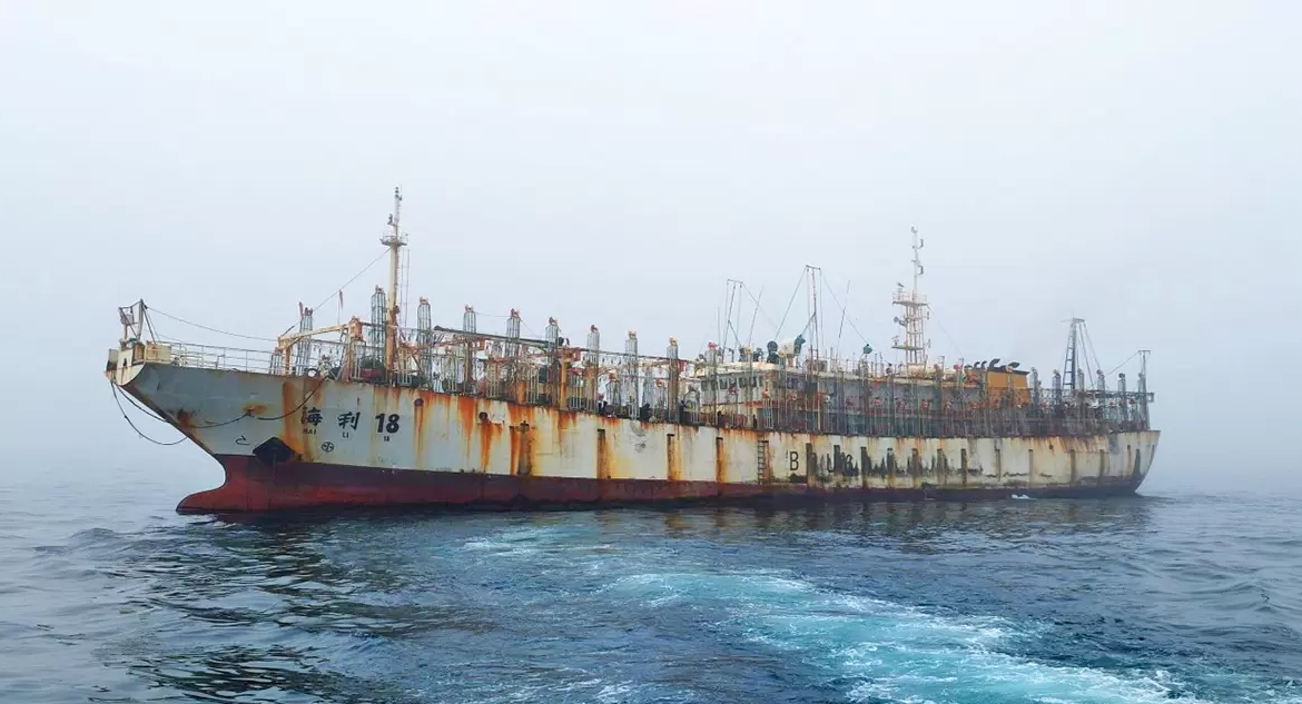 Sernapesca y Armada fiscalizan flota china frente a Iquique ante denuncias de pesca ilegal
