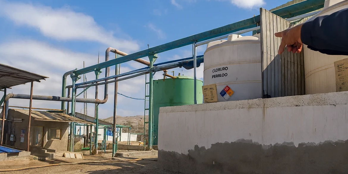 Tubería quedó abierta y contaminó el mar de Caldera con desechos: formulan cargo grave contra empresa pesquera