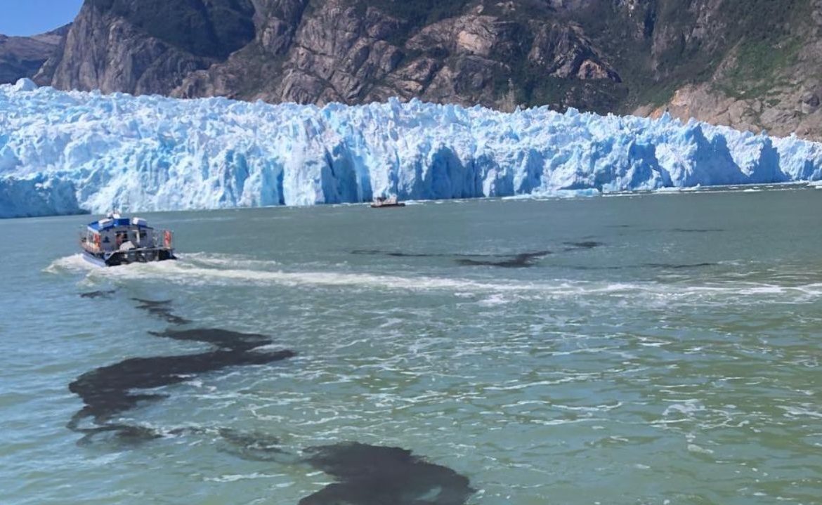 Sorprenden a embarcación turística derramando líquido contaminante en Laguna San Rafael