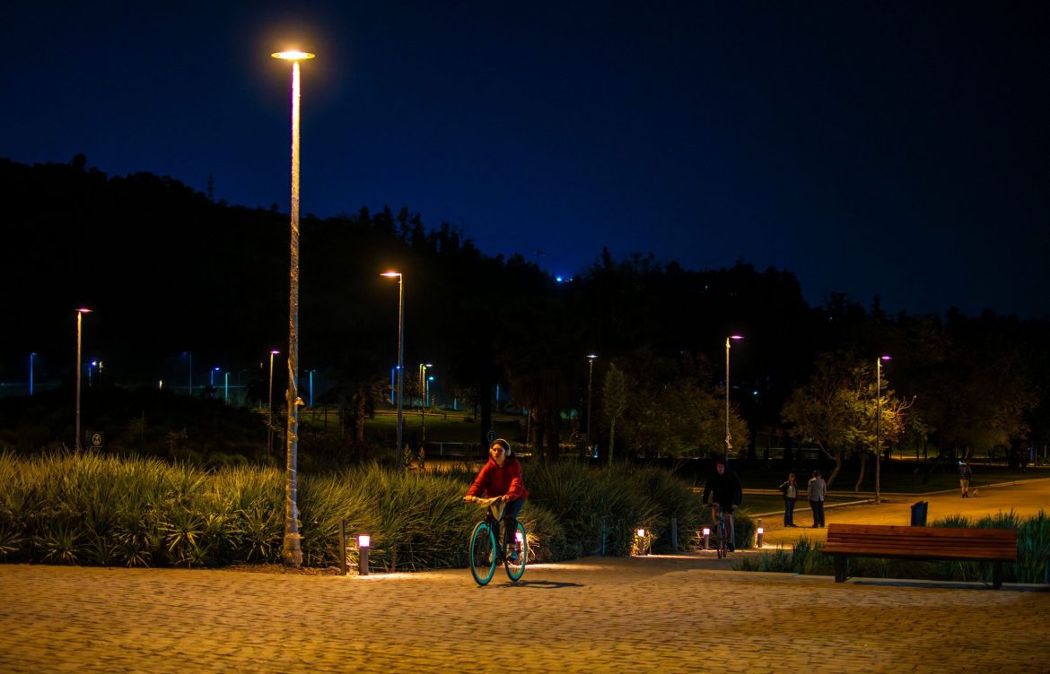 Expertos alertan que el 44% de las licitaciones en zonas protegidas no cumple con la Nueva Norma Lumínica