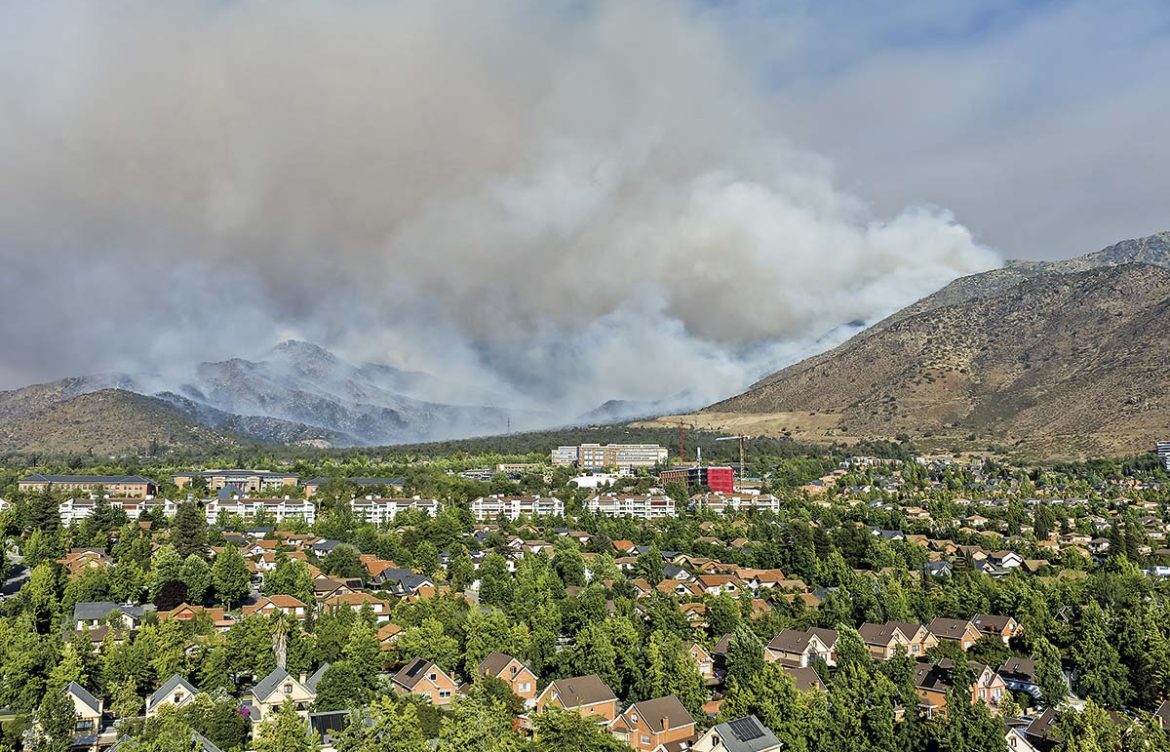 Senapred declara alerta amarilla por incendio forestal en precordillera de San Carlos de Apoquindo: alcanza las 470 hectáreas afectadas