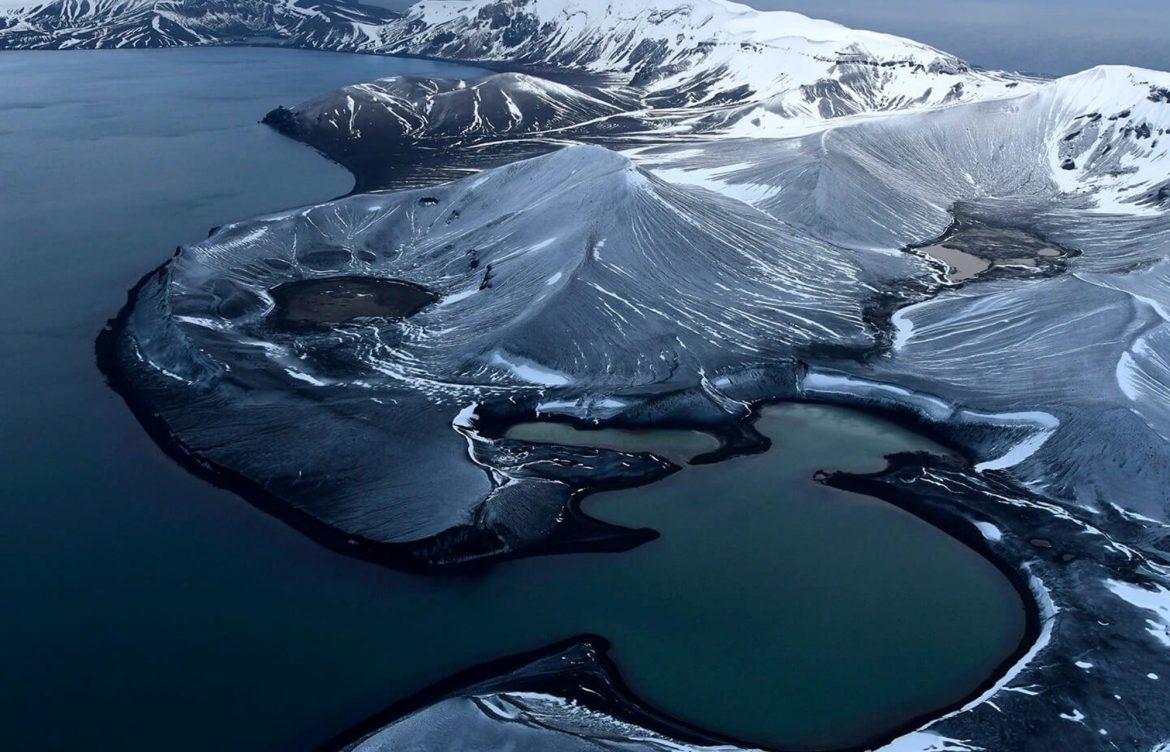 Detectan por primera vez microplásticos en las costas de la isla Decepción de la Antártida