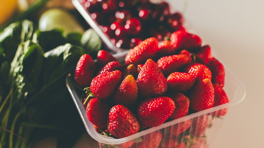 Los “Doce Alimentos Más Contaminados” de 2026: casi todos dieron positivo a pesticidas, incluso “químicos eternos”