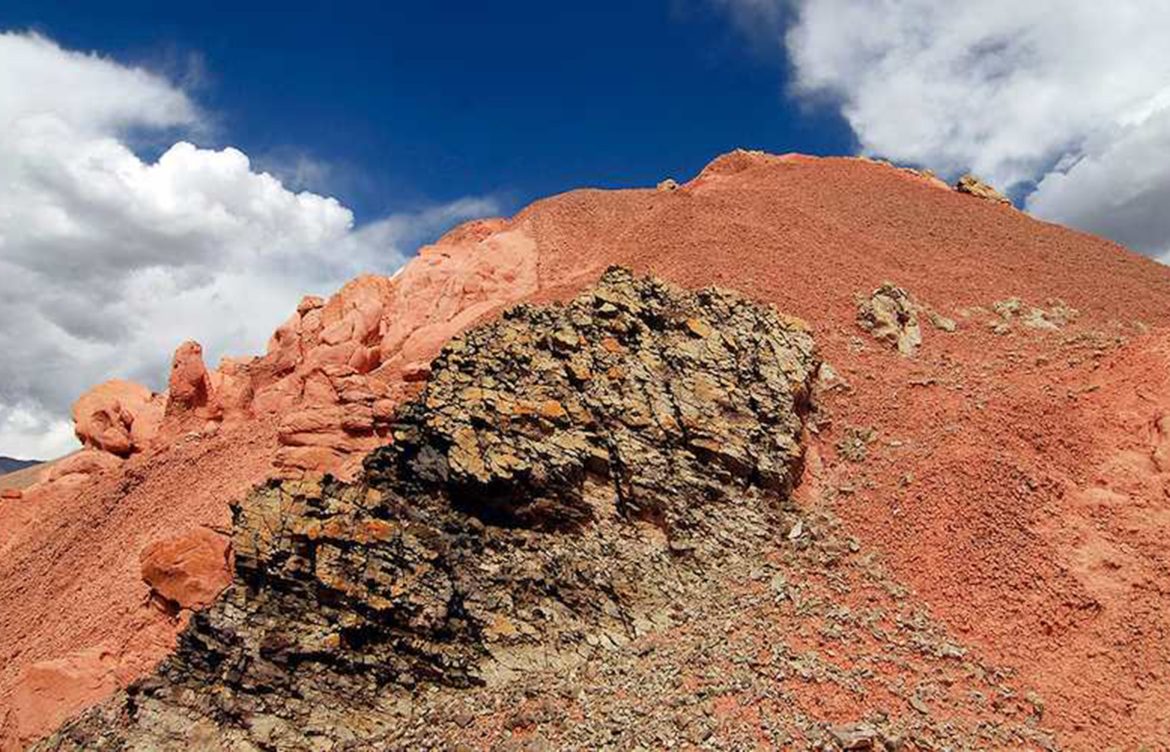 Avanza nuevo proyecto de tierras raras en costa de Biobío: registra perforaciones en terreno