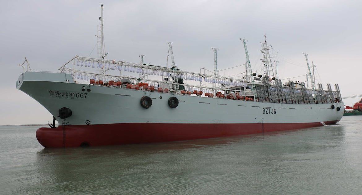 Pesquera china es denunciada por operar ilegalmente en mar chileno: fue descubierta mediante imágenes satelitales