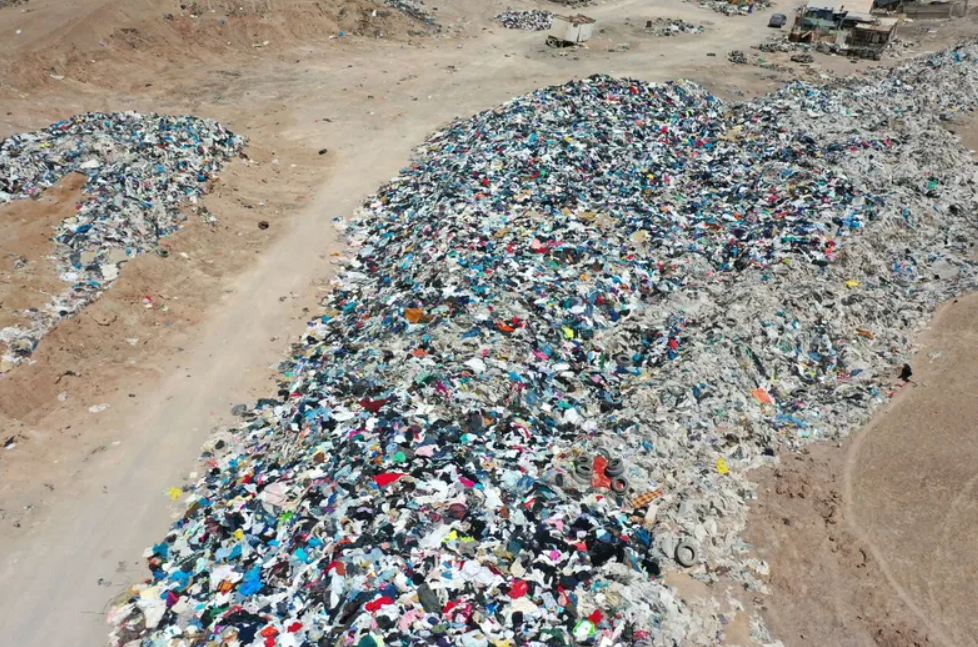 Estudios sugieren que basura textil en el desierto emite micro plásticos y aumenta enfermedades respiratorias