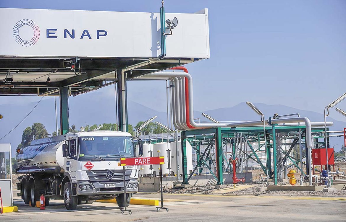 Gobierno revisará costos e inversiones en ENAP y denuncia irregularidades ambientales en la petrolera
