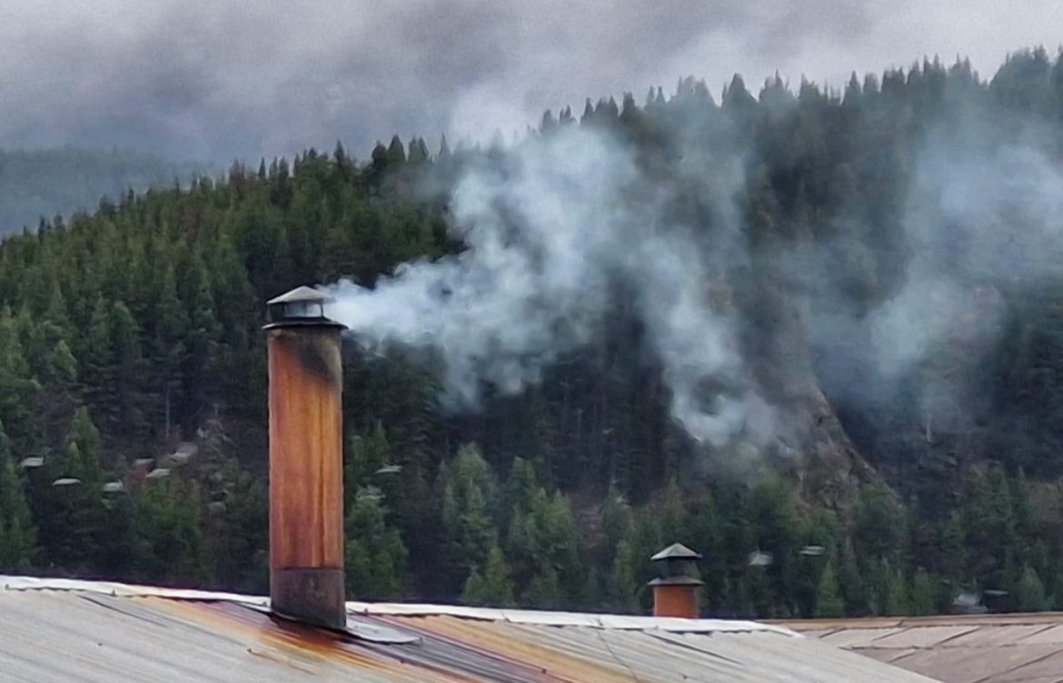 Coyhaique en alerta por contaminación: Salud refuerza fiscalizaciones al uso de calefactores a leña
