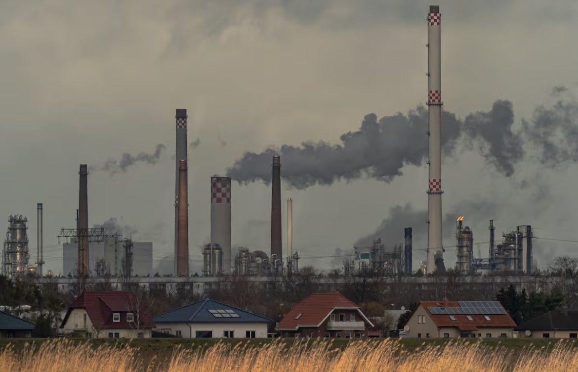 Bruselas suaviza el sistema que penaliza las emisiones de CO₂ tras la presión de una decena de gobiernos