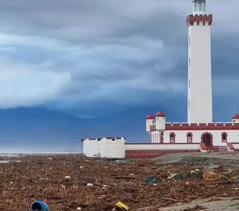 La playa donde Chile recibe el verano amaneció cubierta de basura: el desafío ambiental que deja el temporal en La Serena y Coquimbo