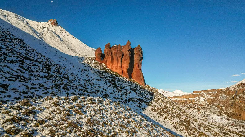 Alcalde, gobernador y Beatriz Sánchez en picada contra línea eléctrica en Alto Maule: Choca con geoturismo