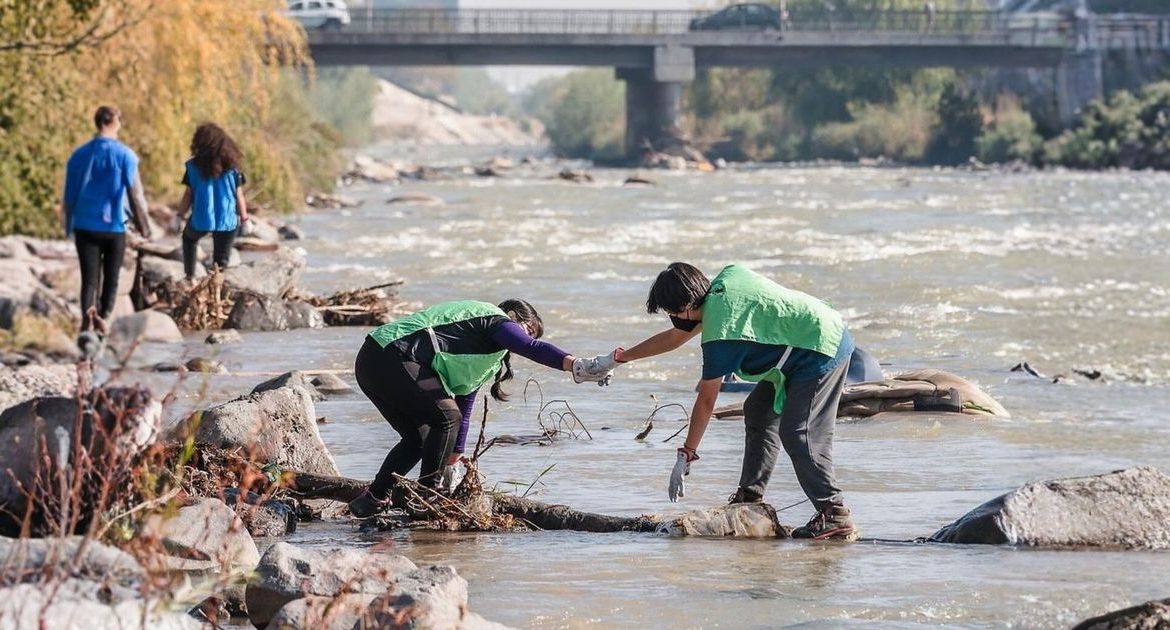 [Austerra] Basura en ríos de Chile no disminuye en 12 años: monitoreo detectó residuos en todos los cursos analizados