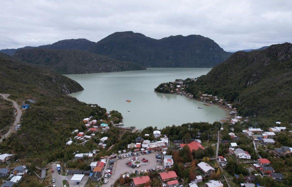 [El Desconcierto] Aysén: confirman derrame de 4 mil litros de combustible en emblemático río Baker en Caleta Tortel