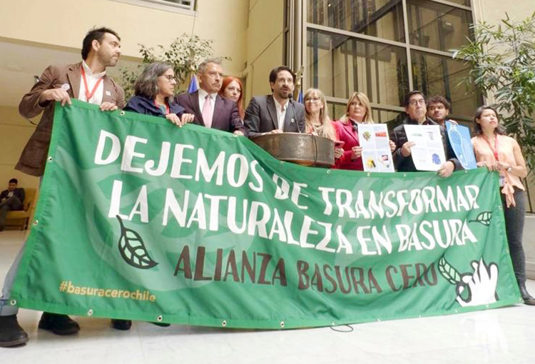 [InduAmbiente] Buscan regular por primera vez las sustancias químicas peligrosas presentes en los plásticos